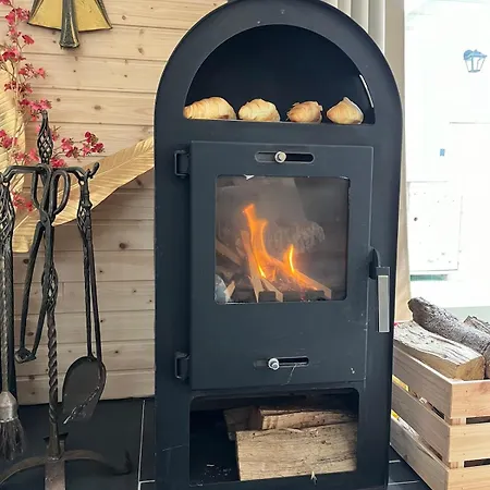 Cozy Wooden De Veluwe With Private Hot Tub